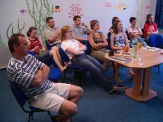 zaujaté pohledy účastníků přednášky