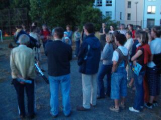 všichni netrpělivě čekali až se více setmí